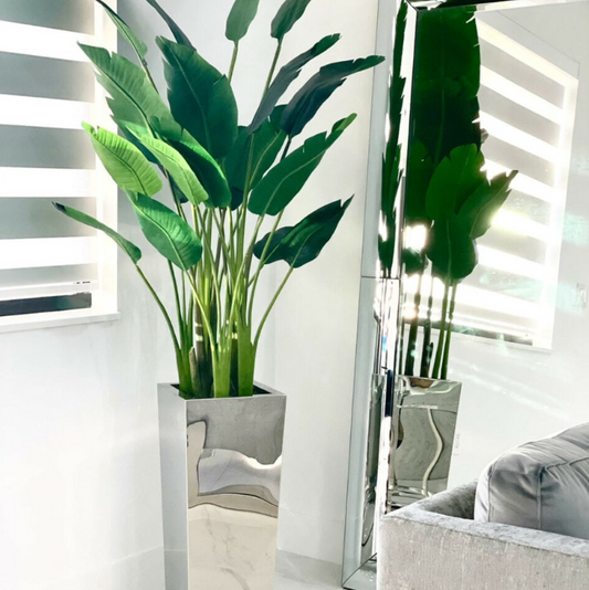 Medium square vase in stainless steel with Bird of Paradise (2.13 m).